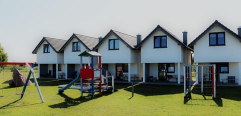 Communal lounge/ TV room, Day, People, Natural landscape, Children play ground, Evening entertainment, children, group of guests