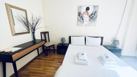 Bed, Photo of the whole room, Bedroom, hair dresser, towels