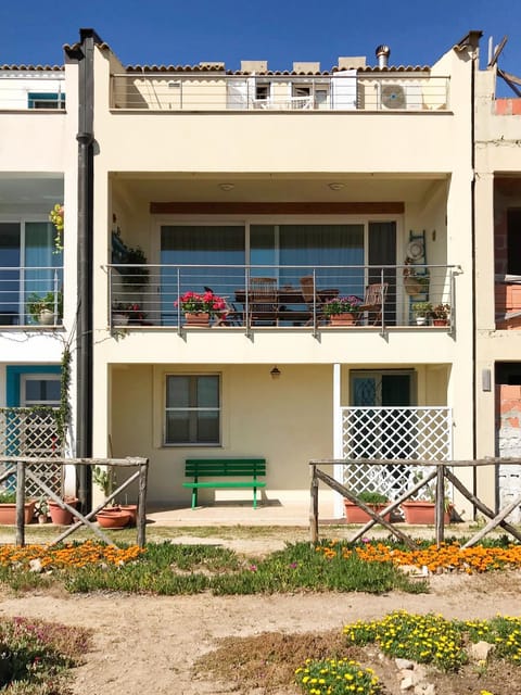Property building, Patio, Facade/entrance, Spring, Summer, Garden view, Family, Quiet street view