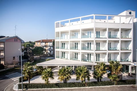 Facade/entrance, View (from property/room), Balcony/Terrace, Decorative detail, Area and facilities