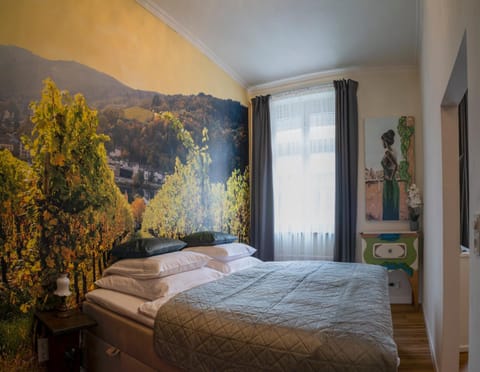 Bedroom, City view