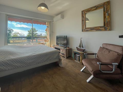 Photo of the whole room, Sea view