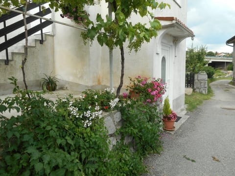 Facade/entrance, Off site
