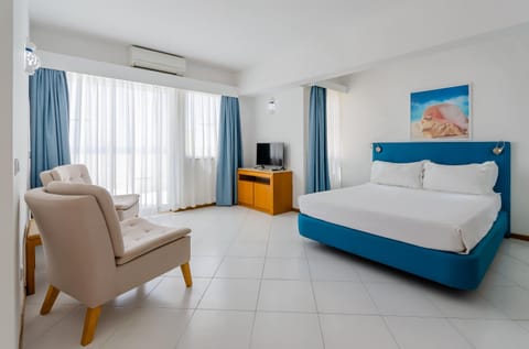 Bed, TV and multimedia, Living room, Photo of the whole room, Bedroom, air conditioner
