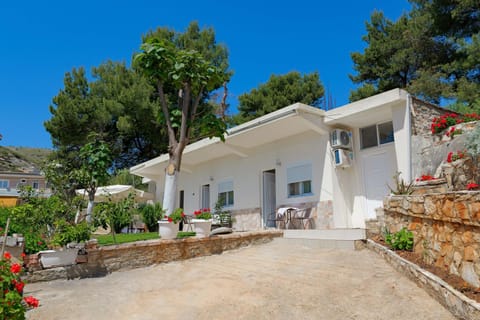 Property building, Spring, Day, Natural landscape, Garden, Garden view