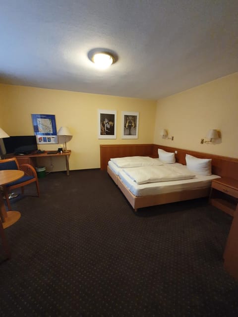 Bed, Photo of the whole room, Seating area, Bedroom