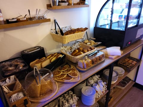 Food and drinks, Food, Breakfast, Continental breakfast, Buffet breakfast