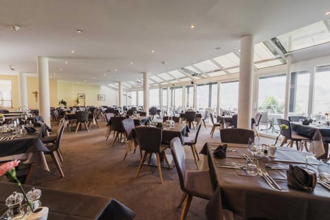 Restaurant/places to eat, Banquet/Function facilities, Seating area, Dining area