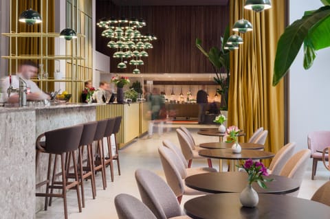 Staff, Restaurant/places to eat, Lounge or bar, Decorative detail