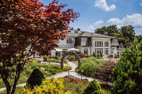 Property building, Garden, Swimming pool