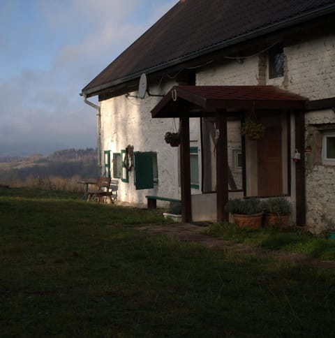 Property building, Facade/entrance, Neighbourhood, Garden, Hiking, Garden view, Mountain view