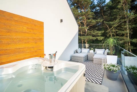 Hot Tub, View (from property/room), Balcony/Terrace