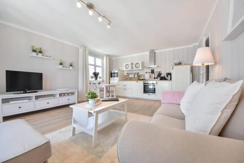 TV and multimedia, Kitchen or kitchenette, Living room, Seating area, Dining area