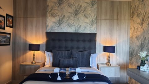 Property building, Bed, Bedroom