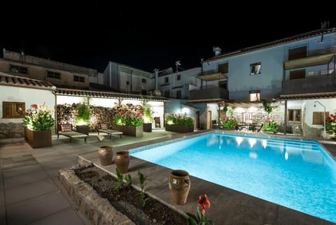 Swimming pool, Swimming pool