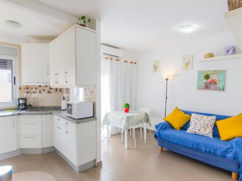 Kitchen or kitchenette, Living room, Dining area, minibar, stove, air conditioner