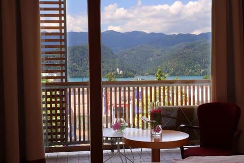 View (from property/room), Balcony/Terrace, Lake view, Mountain view