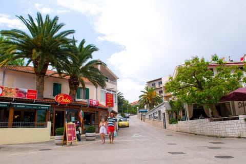 Nearby landmark, Neighbourhood, On-site shops, Evening entertainment, Supermarket/grocery shop, Shopping Area