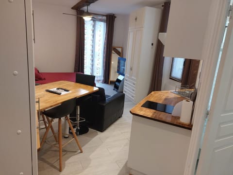 Photo of the whole room, Seating area