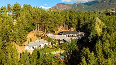 Property building, Spring, Day, Natural landscape, Bird's eye view, Mountain view, Area and facilities