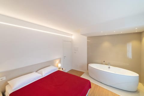 Hot Tub, Photo of the whole room