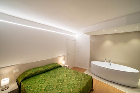 Hot Tub, Photo of the whole room