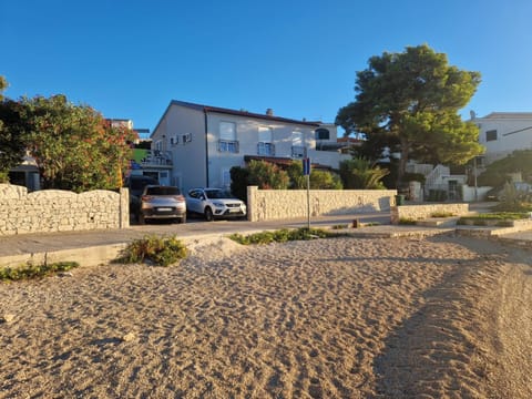 Property building, Day, Neighbourhood, Street view, Parking