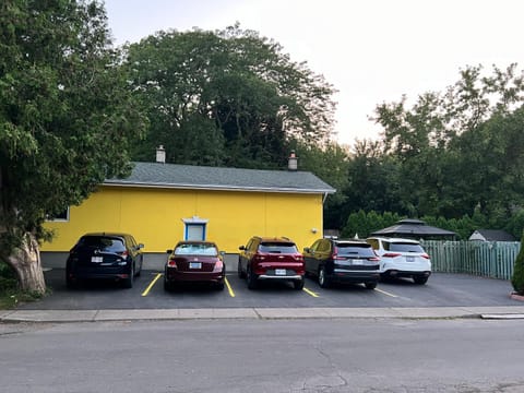 Cozy House B&B Bed and Breakfast in Niagara Falls