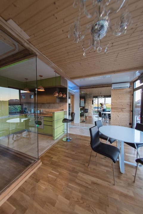 Photo of the whole room, Dining area