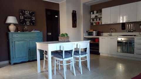 Kitchen or kitchenette, Dining area, Communal kitchen