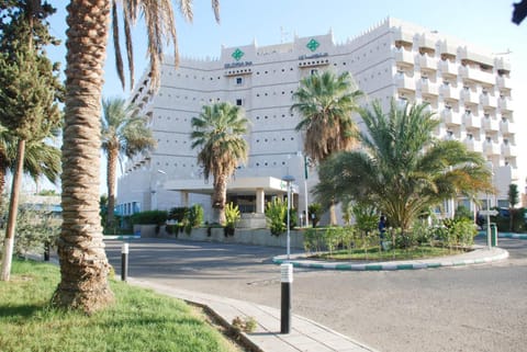 Property building, Nearby landmark, Facade/entrance, Garden