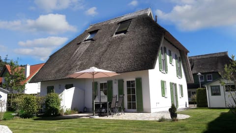 Property building, Garden, Balcony/Terrace