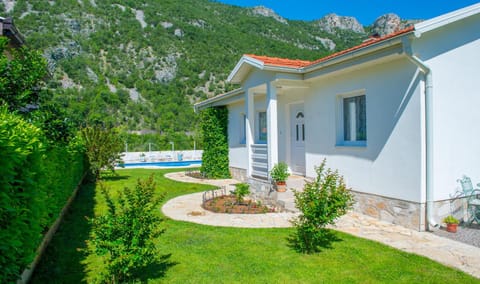 Property building, Patio, Garden