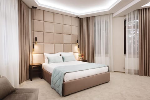Bed, TV and multimedia, Coffee/tea facilities, Photo of the whole room, Decorative detail, Seating area, Bedroom, Area and facilities