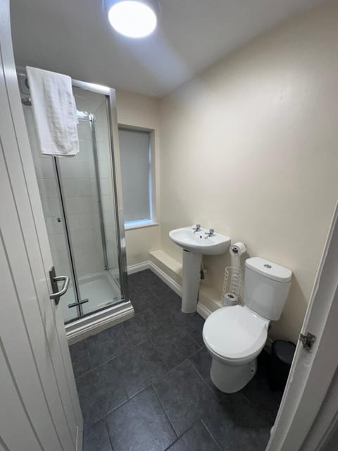 Shower, Toilet, Bathroom, towels