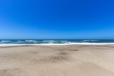 Bright Beach Town Bungalow House in Gleneden Beach