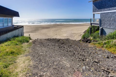Bright Beach Town Bungalow House in Gleneden Beach