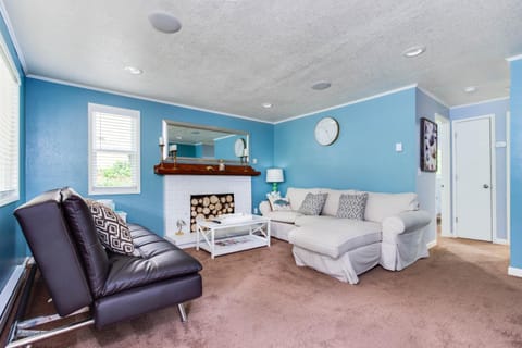 Bright Beach Town Bungalow House in Gleneden Beach