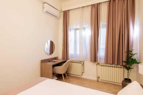 TV and multimedia, Photo of the whole room, Decorative detail, Seating area, Bedroom, internet, air conditioner