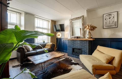 TV and multimedia, Seating area, Evening entertainment