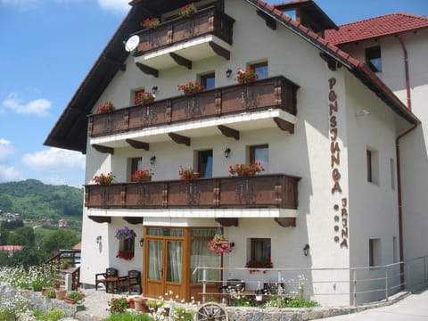 Facade/entrance