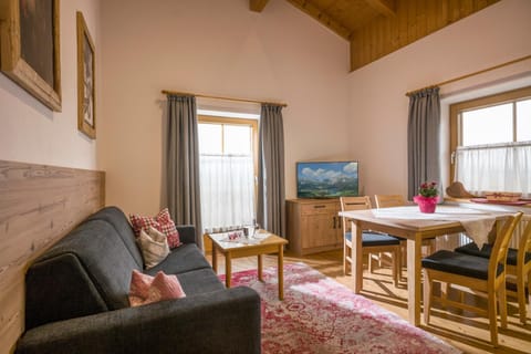 TV and multimedia, Living room, Dining area