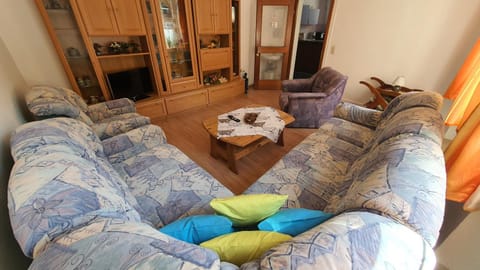 TV and multimedia, Living room, Photo of the whole room, Seating area, Bedroom