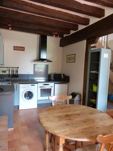 Kitchen or kitchenette, Dining area, dishwasher, oven, stove, washing machine