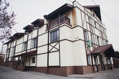 Facade/entrance