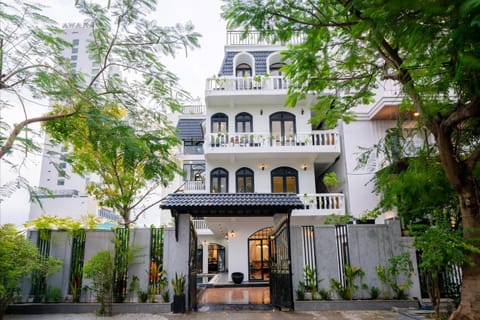 Property building, Facade/entrance, Day, Garden, Garden view