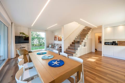 Kitchen or kitchenette, Living room, Seating area, stove