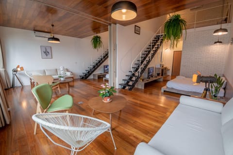 TV and multimedia, Living room, Photo of the whole room, Decorative detail, Seating area, Bedroom, Family