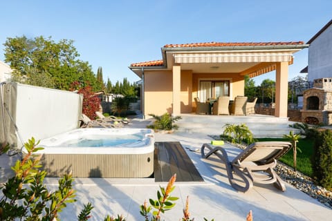 Property building, Patio, Facade/entrance, Day, Summer, BBQ facilities, Garden, View (from property/room), Balcony/Terrace, Cycling, Pets, Garden view