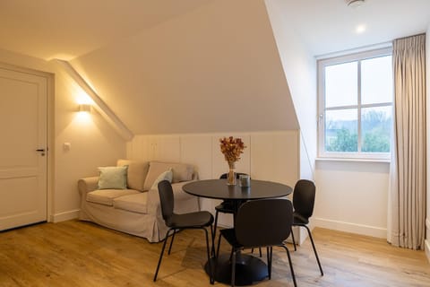 Seating area, Dining area